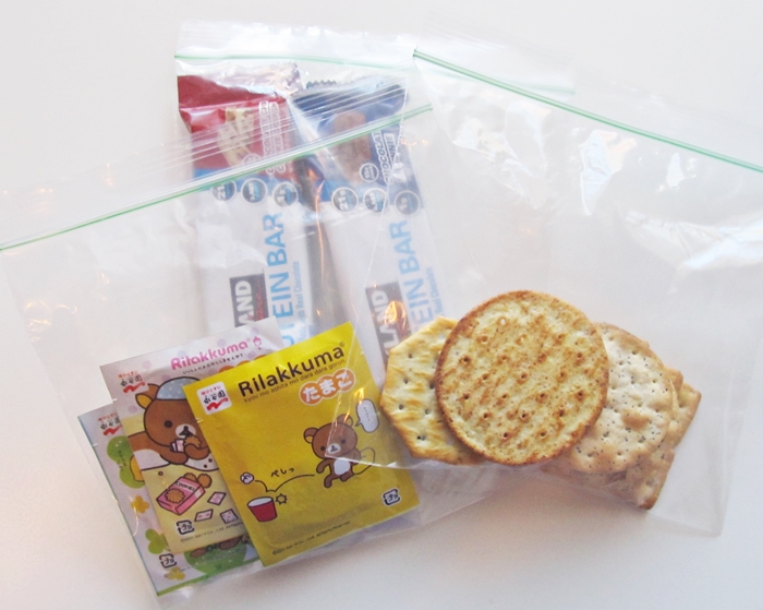子連れで飛行機で海外へ！の持ちもの　お子さんの好きな食べものをセットにしてバッグに入れている写真