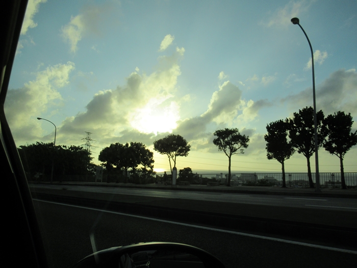 沖縄で当日レンタカーした話　５８号線の夕日の写真