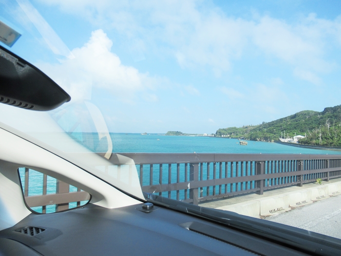 沖縄で当日レンタカーした話　ドライブ中の海中道路の写真