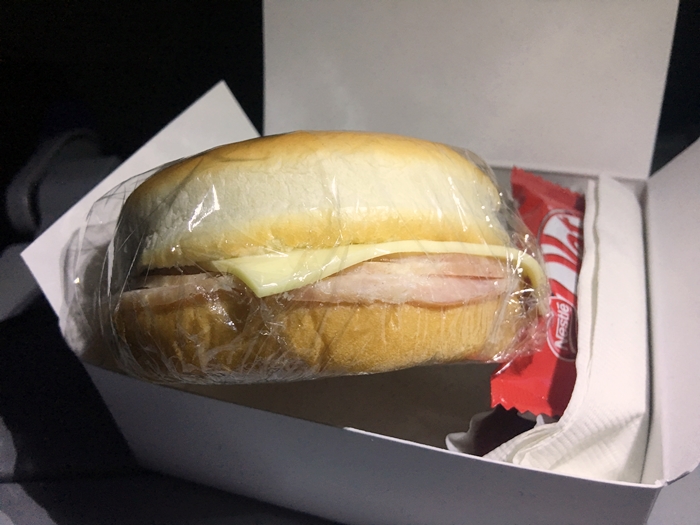 アメリカン航空でじっさいに出てきた凍ったサンドイッチの写真
