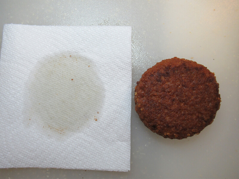 ビヨンドミート　ビヨンドバーガー　食べてみた　味　焼けたパテをキッチンペーパーに乗せている写真