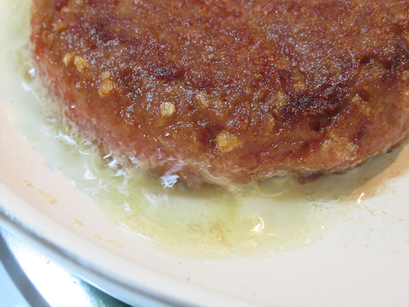 ビヨンドミート　ビヨンドバーガー　食べてみた　味　フライパンで焼いて油がにじみ出てきている写真