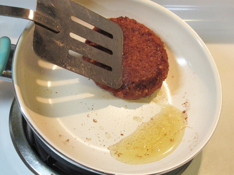 ビヨンドミート　ビヨンドバーガー　食べてみた　味　流れ出てきた油の写真