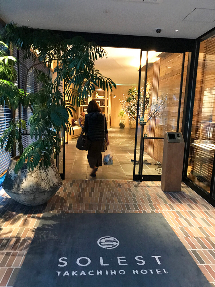 ソレスト高千穂 口コミ　ホテルの入り口の写真