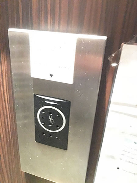 福岡天神ホテルユニゾに泊まってみた！【タリーズの上でべんり＆眺めがすごくいい】エレベーターのキーカードの写真