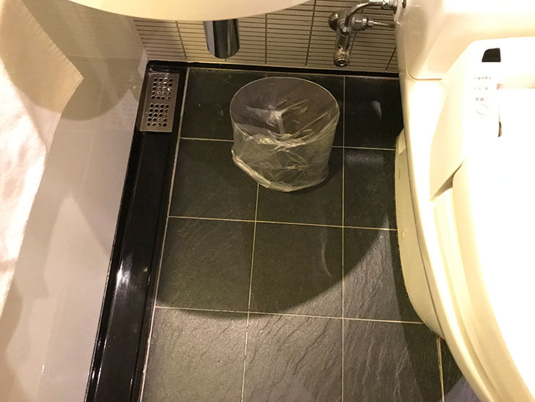福岡天神ホテルユニゾに泊まってみた！【タリーズ直結でベンリ＆見晴らしいい】バスルームの掃除が行き届いている写真