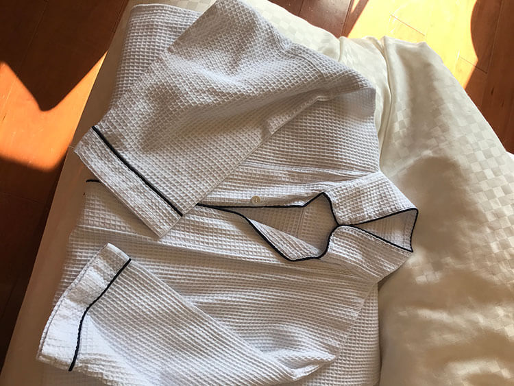 福岡天神ホテルユニゾに泊まってみた！【タリーズ直結でベンリ＆見晴らしいい】備え付けのパジャマの写真